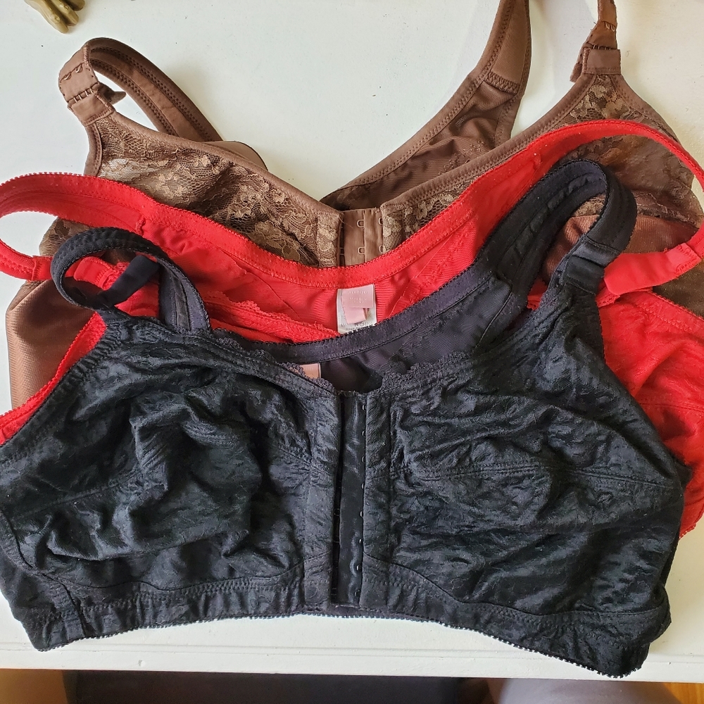 COMFORT CHOICE BRA SIZE 3 for $30. 40DDD Front Closure, Brown, Blk, Red.